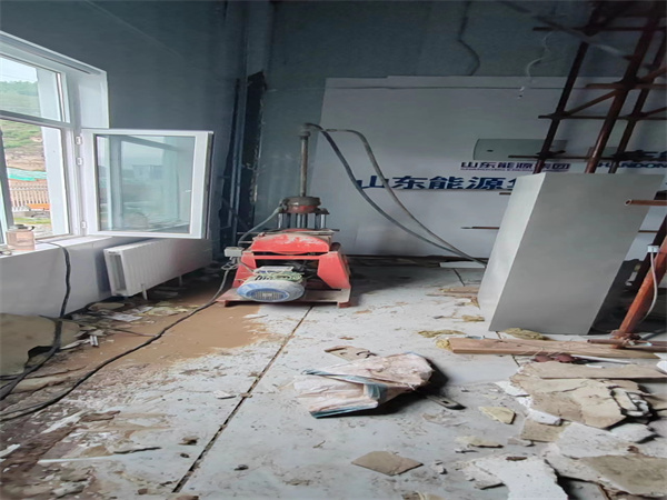 红毛镇地基基础下沉墙体裂缝加固注浆顶升施工